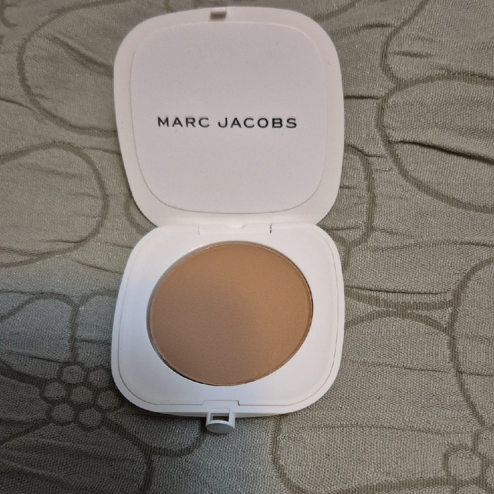 Marc Jacobs Sleek White Compact - Picture 2 of 7